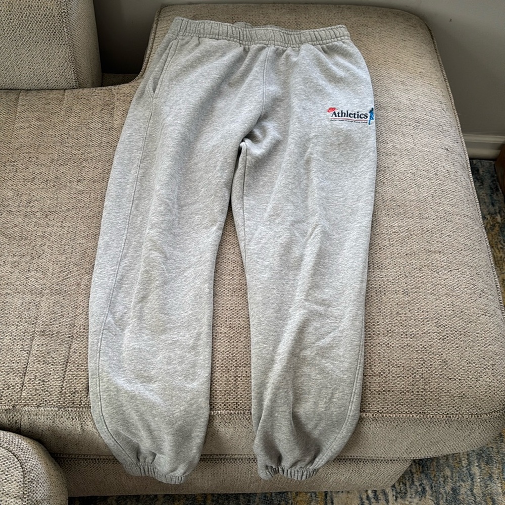 Nikes men’s sports club sweatpants in grey